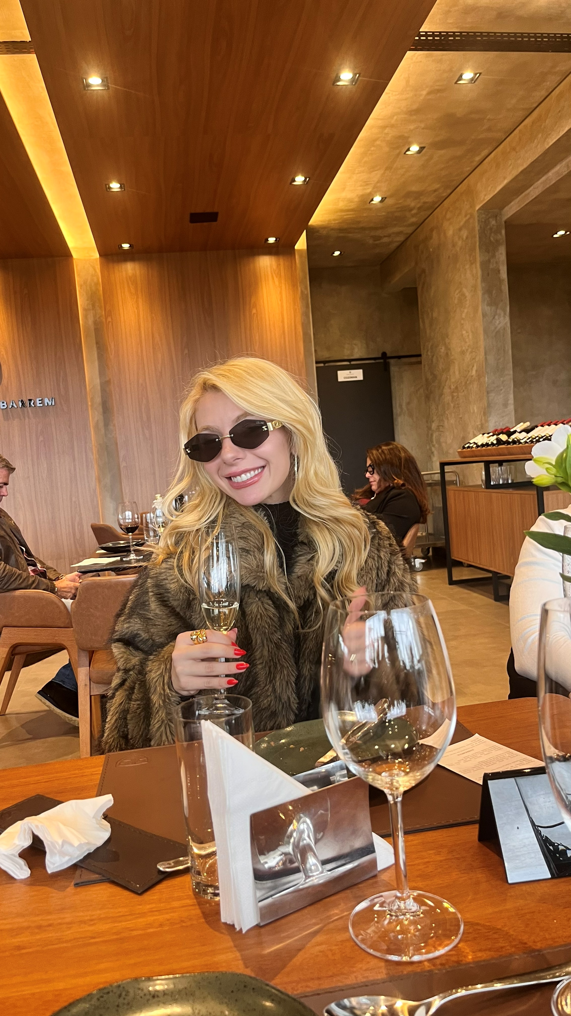Maria Goulart em um restaurante